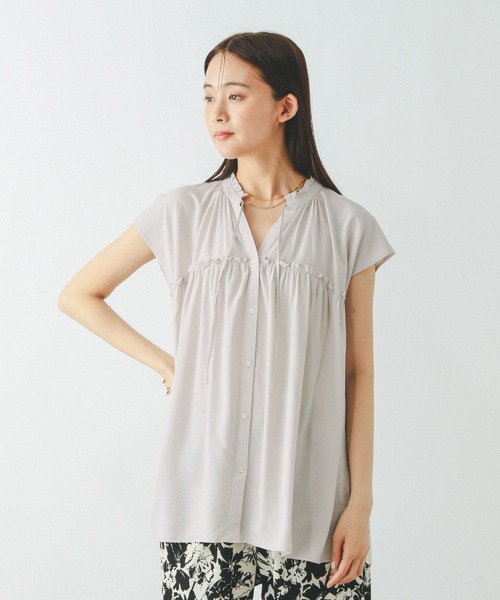 GLOBAL WORK（グローバルワーク）の「さらさらリラックスネックフリル/571309（シャツ/ブラウス・レディース・レッド/ネイビー/イエロー系その他4/グレイッシュベージュ/ストライプ/ダークブラウン・MEDIUM/LARGE）」の3枚目の写真