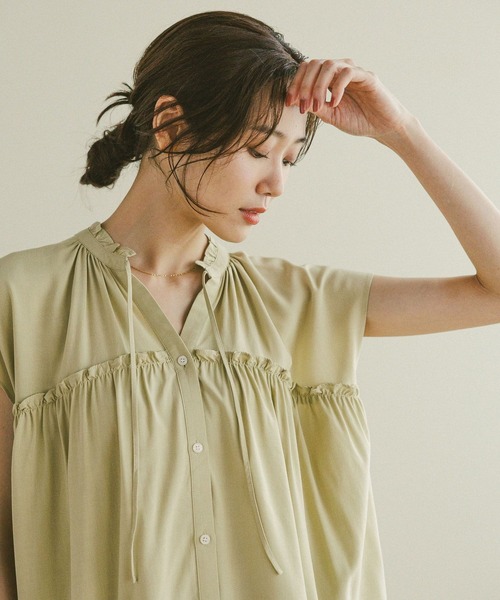 GLOBAL WORK（グローバルワーク）の「さらさらリラックスネックフリル/571309（シャツ/ブラウス・レディース・レッド/ネイビー/イエロー系その他4/グレイッシュベージュ/ストライプ/ダークブラウン・MEDIUM/LARGE）」の14枚目の写真