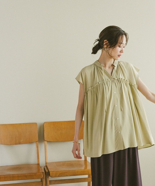 GLOBAL WORK（グローバルワーク）の「さらさらリラックスネックフリル/571309（シャツ/ブラウス・レディース・レッド/ネイビー/イエロー系その他4/グレイッシュベージュ/ストライプ/ダークブラウン・MEDIUM/LARGE）」の13枚目の写真