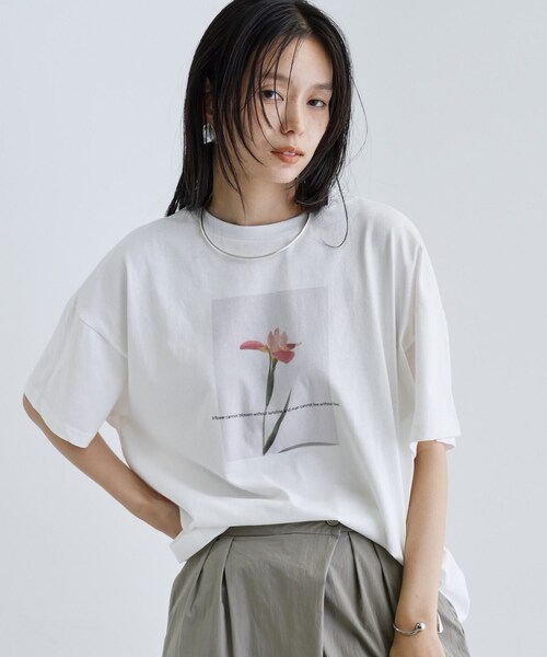 GALLEST（ギャレスト）の「【一部店舗限定】フラワープリントT（Tシャツ/カットソー・レディース・ホワイト系3/ホワイト系1/ホワイト系2・38）」の2枚目の写真