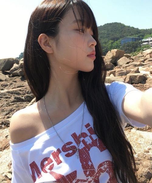 anyonemore(エニワンモア)の「ワンオフショルダーレタリング半袖Tシャツ(Tシャツ/カットソー・レディース・ホワイト/ネイビー・FREE)」の2枚目の写真