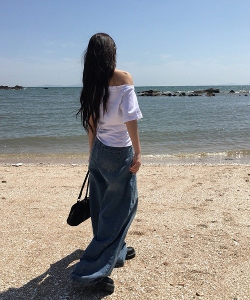 anyonemore(エニワンモア)の「ワンオフショルダーレタリング半袖Tシャツ(Tシャツ/カットソー・レディース・ホワイト/ネイビー・FREE)」の13枚目の写真