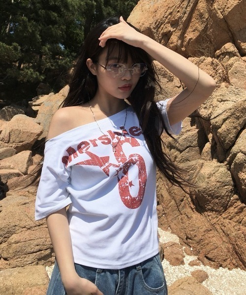 anyonemore(エニワンモア)の「ワンオフショルダーレタリング半袖Tシャツ(Tシャツ/カットソー・レディース・ホワイト/ネイビー・FREE)」の20枚目の写真