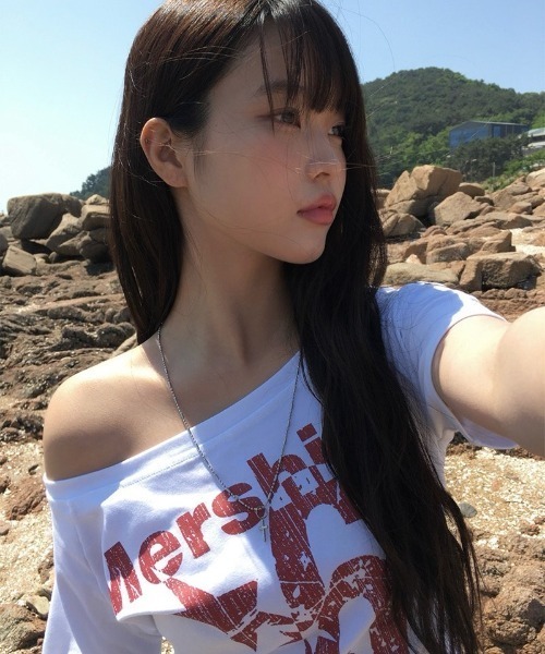 anyonemore(エニワンモア)の「ワンオフショルダーレタリング半袖Tシャツ(Tシャツ/カットソー・レディース・ホワイト/ネイビー・FREE)」の11枚目の写真
