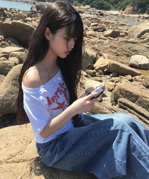 anyonemore(エニワンモア)の「ワンオフショルダーレタリング半袖Tシャツ(Tシャツ/カットソー・レディース・ホワイト/ネイビー・FREE)」の17枚目の写真