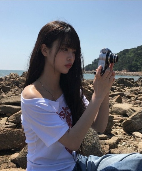 anyonemore(エニワンモア)の「ワンオフショルダーレタリング半袖Tシャツ(Tシャツ/カットソー・レディース・ホワイト/ネイビー・FREE)」の18枚目の写真