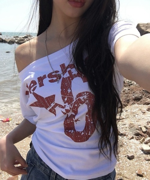 anyonemore(エニワンモア)の「ワンオフショルダーレタリング半袖Tシャツ(Tシャツ/カットソー・レディース・ホワイト/ネイビー・FREE)」の15枚目の写真