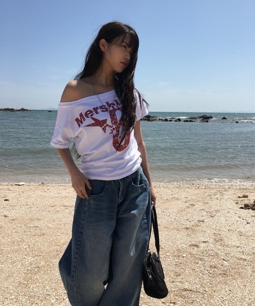 anyonemore(エニワンモア)の「ワンオフショルダーレタリング半袖Tシャツ(Tシャツ/カットソー・レディース・ホワイト/ネイビー・FREE)」の12枚目の写真
