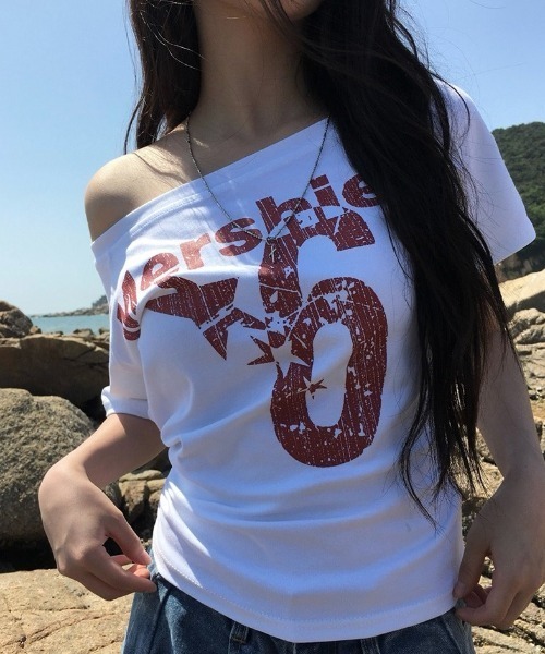 anyonemore(エニワンモア)の「ワンオフショルダーレタリング半袖Tシャツ(Tシャツ/カットソー・レディース・ホワイト/ネイビー・FREE)」の14枚目の写真