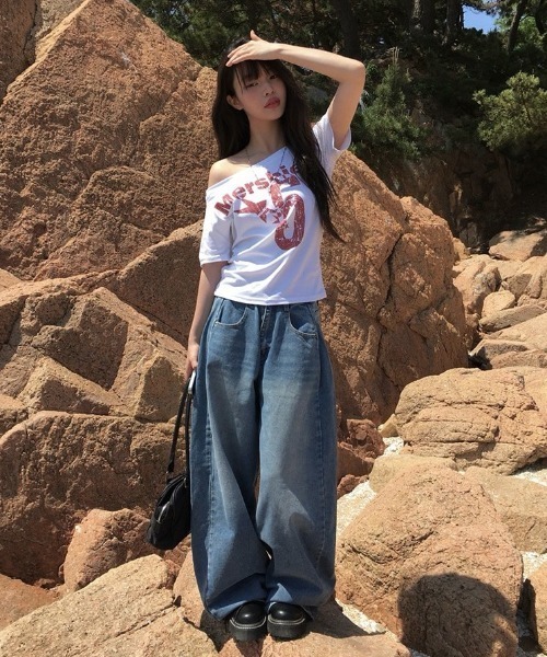 anyonemore(エニワンモア)の「ワンオフショルダーレタリング半袖Tシャツ(Tシャツ/カットソー・レディース・ホワイト/ネイビー・FREE)」の21枚目の写真