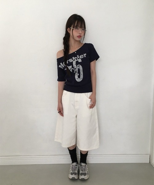 anyonemore(エニワンモア)の「ワンオフショルダーレタリング半袖Tシャツ(Tシャツ/カットソー・レディース・ホワイト/ネイビー・FREE)」の3枚目の写真
