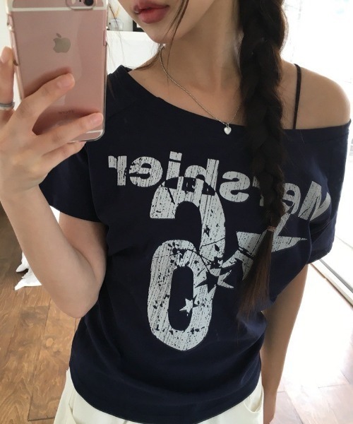 anyonemore(エニワンモア)の「ワンオフショルダーレタリング半袖Tシャツ(Tシャツ/カットソー・レディース・ホワイト/ネイビー・FREE)」の4枚目の写真