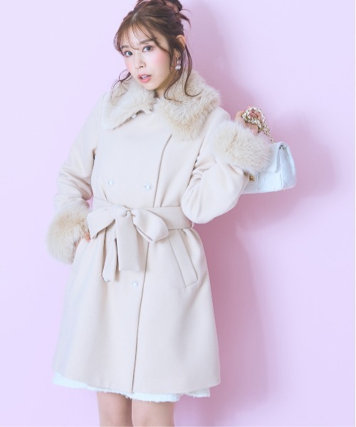 marun（マルン）の「＜大きいサイズ＞衿元フェイクファーリボンベルトフレアコート　marun（その他アウター・レディース・ブラック/ベージュ・L/5L/4L/3L/LL）」の2枚目の写真