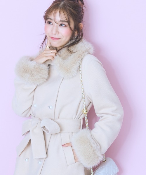 marun（マルン）の「＜大きいサイズ＞衿元フェイクファーリボンベルトフレアコート　marun（その他アウター・レディース・ブラック/ベージュ・L/5L/4L/3L/LL）」の3枚目の写真