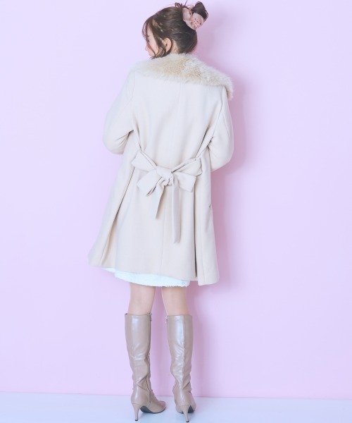 marun（マルン）の「＜大きいサイズ＞衿元フェイクファーリボンベルトフレアコート　marun（その他アウター・レディース・ブラック/ベージュ・L/5L/4L/3L/LL）」の6枚目の写真