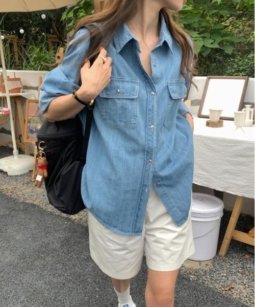 semplice（センプリチェ）の「デニムシャツトップス（シャツ/ブラウス・レディース・ライトブルー/ダークブルー・M/L）」の2枚目の写真