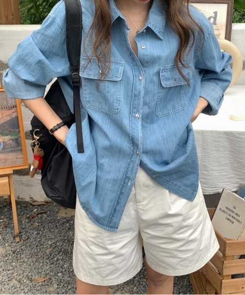 semplice（センプリチェ）の「デニムシャツトップス（シャツ/ブラウス・レディース・ライトブルー/ダークブルー・M/L）」の3枚目の写真