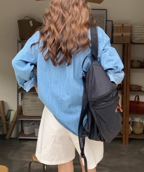 semplice（センプリチェ）の「デニムシャツトップス（シャツ/ブラウス・レディース・ライトブルー/ダークブルー・M/L）」の7枚目の写真