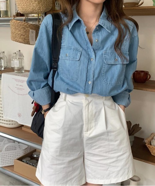 semplice（センプリチェ）の「デニムシャツトップス（シャツ/ブラウス・レディース・ライトブルー/ダークブルー・M/L）」の8枚目の写真