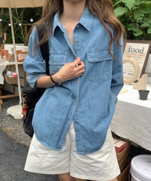 semplice（センプリチェ）の「デニムシャツトップス（シャツ/ブラウス・レディース・ライトブルー/ダークブルー・M/L）」の9枚目の写真