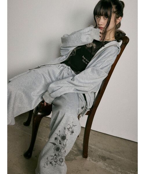 MURUA（ムルーア）の「Sarah×MURUAスウェットカーゴパンツ（スウェットパンツ・レディース・グレー/ダークグレー・FREE）」の22枚目の写真