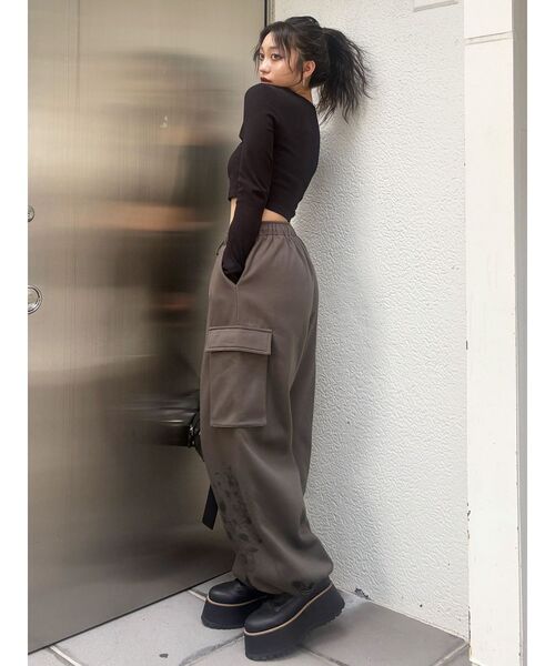 MURUA（ムルーア）の「Sarah×MURUAスウェットカーゴパンツ（スウェットパンツ・レディース・グレー/ダークグレー・FREE）」の3枚目の写真