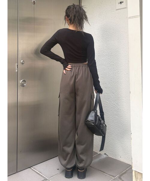 MURUA（ムルーア）の「Sarah×MURUAスウェットカーゴパンツ（スウェットパンツ・レディース・グレー/ダークグレー・FREE）」の4枚目の写真