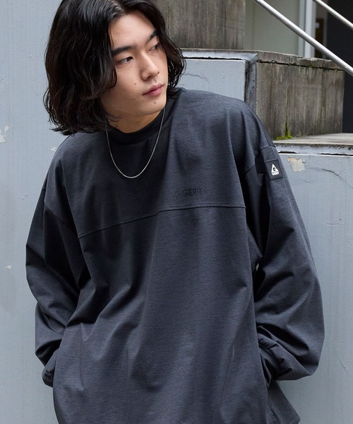 GERRY（ジェリー）の「GERRY/ジェリー 別注 <吸水速乾/UVカット/イージケア> ロゴワッペン ドロスト オーバーサイズ ファンクショナルファブリック長袖Tシャツ（Tシャツ/カットソー・メンズ・グレー系/スミクロ/ネイビー/ブラウン系/ブラック/ライトグレー・L/M/S/XL）」の2枚目の写真