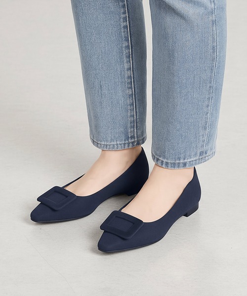 MAMIAN（マミアン）の「バックル付き スクエアトゥ フラットパンプス（パンプス・レディース・ネイビー/レッド/チャコールグレー/グレイッシュベージュ/ブラック・24.0cm/24.5cm/23.0cm/23.5cm/22.5cm/25.0cm）」の4枚目の写真