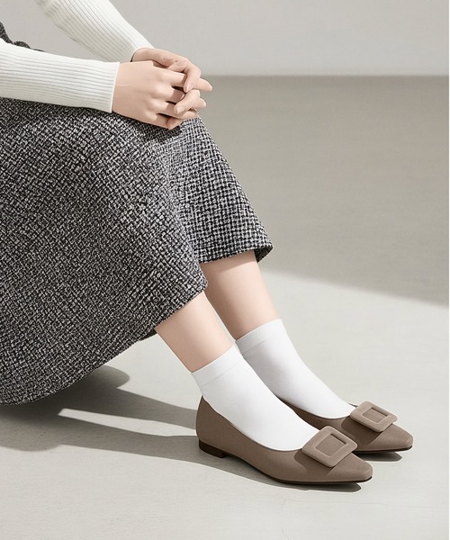 MAMIAN（マミアン）の「バックル付き スクエアトゥ フラットパンプス（パンプス・レディース・ネイビー/レッド/チャコールグレー/グレイッシュベージュ/ブラック・24.0cm/24.5cm/23.0cm/23.5cm/22.5cm/25.0cm）」の3枚目の写真