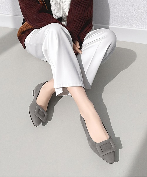 MAMIAN（マミアン）の「バックル付き スクエアトゥ フラットパンプス（パンプス・レディース・ネイビー/レッド/チャコールグレー/グレイッシュベージュ/ブラック・24.0cm/24.5cm/23.0cm/23.5cm/22.5cm/25.0cm）」の2枚目の写真