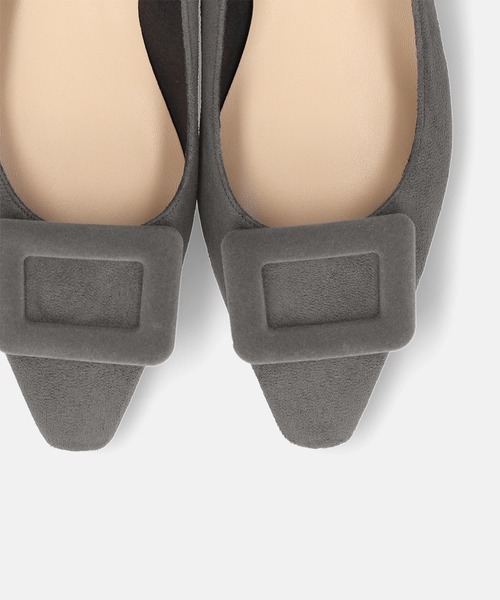 MAMIAN（マミアン）の「バックル付き スクエアトゥ フラットパンプス（パンプス・レディース・ネイビー/レッド/チャコールグレー/グレイッシュベージュ/ブラック・24.0cm/24.5cm/23.0cm/23.5cm/22.5cm/25.0cm）」の19枚目の写真