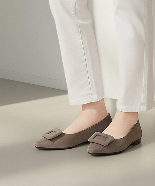 MAMIAN（マミアン）の「バックル付き スクエアトゥ フラットパンプス（パンプス・レディース・ネイビー/レッド/チャコールグレー/グレイッシュベージュ/ブラック・24.0cm/24.5cm/23.0cm/23.5cm/22.5cm/25.0cm）」の6枚目の写真