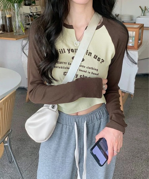 shopnikoniko(ショップニコニコ)の「ラグランTシャツ 長袖 ロンT ラグラン スリットネック ラグランロンT(Tシャツ/カットソー・レディース・グリーン/ブラック/ブラウン・フリー)」の1枚目の写真