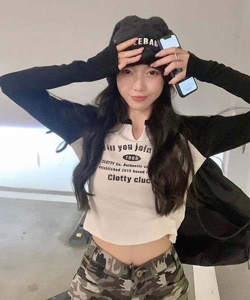 shopnikoniko(ショップニコニコ)の「ラグランTシャツ 長袖 ロンT ラグラン スリットネック ラグランロンT(Tシャツ/カットソー・レディース・グリーン/ブラック/ブラウン・フリー)」の2枚目の写真