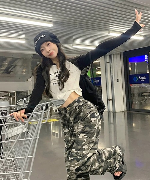 shopnikoniko(ショップニコニコ)の「ラグランTシャツ 長袖 ロンT ラグラン スリットネック ラグランロンT(Tシャツ/カットソー・レディース・グリーン/ブラック/ブラウン・フリー)」の7枚目の写真