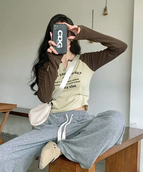 shopnikoniko(ショップニコニコ)の「ラグランTシャツ 長袖 ロンT ラグラン スリットネック ラグランロンT(Tシャツ/カットソー・レディース・グリーン/ブラック/ブラウン・フリー)」の8枚目の写真