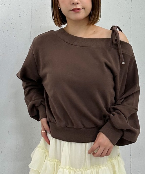 archives(アルシーヴ)の「肩リボンワンショルスウェット(Tシャツ/カットソー・レディース・ブラウン/グレー/ブラック/アイボリー・MEDIUM)」の4枚目の写真