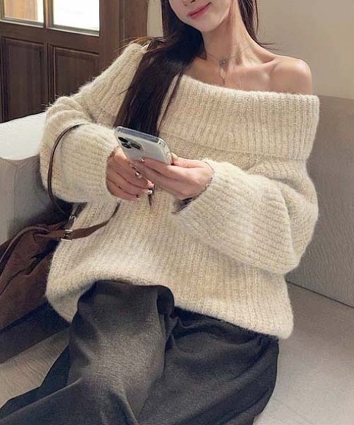 FREE STYLISTS(フリー スタイリスト)の「YUGA_YGMC Off-the-shoulder knit sweater(ニット/セーター・レディース・ライトグレー/オフホワイト・FREE)」の1枚目の写真