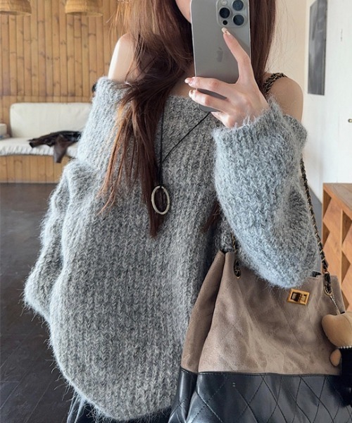 FREE STYLISTS(フリー スタイリスト)の「YUGA_YGMC Off-the-shoulder knit sweater(ニット/セーター・レディース・ライトグレー/オフホワイト・FREE)」の14枚目の写真