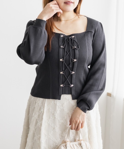 CLETTE(クレット)の「CLETTEオリジナルスクエアネックレースアップニット(ニット/セーター・レディース・ホワイト/ブルー/チャコールグレー・LL/3L/4L)」の2枚目の写真
