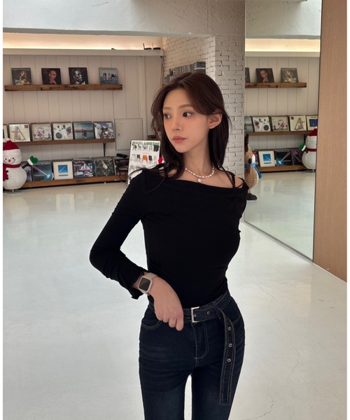 Vini（ヴィニ）の「キャミ風オフショルダー トップス（Tシャツ/カットソー・レディース・ブラック/アイボリー・MEDIUM）」の16枚目の写真