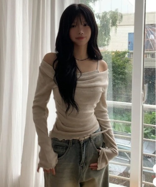 Vini(ヴィニ)の「キャミソールレイヤード風 オフショルダー トップス(Tシャツ/カットソー・レディース・ブラック/アイボリー・MEDIUM)」の16枚目の写真