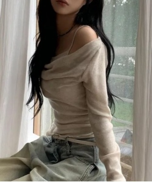 Vini(ヴィニ)の「キャミソールレイヤード風 オフショルダー トップス(Tシャツ/カットソー・レディース・ブラック/アイボリー・MEDIUM)」の18枚目の写真