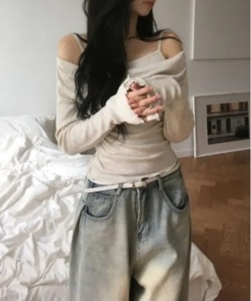 Vini(ヴィニ)の「キャミソールレイヤード風 オフショルダー トップス(Tシャツ/カットソー・レディース・ブラック/アイボリー・MEDIUM)」の20枚目の写真