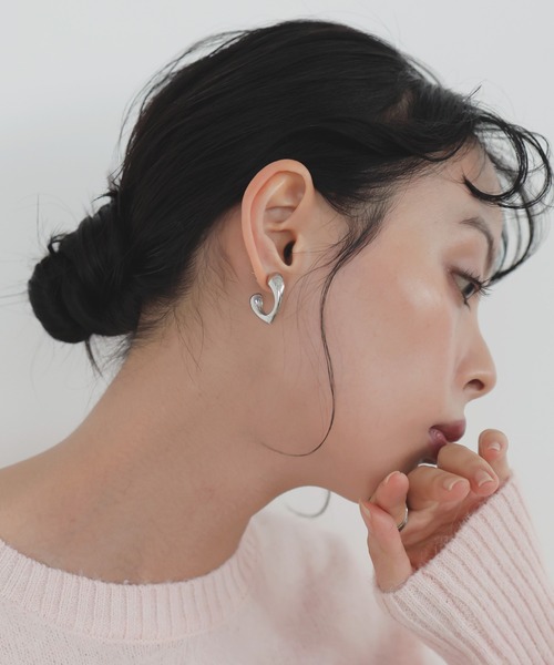 LIAN（リアン）の「ハートフープピアス（ピアス（両耳用）・レディース・シルバー/ゴールド・FREE）」の2枚目の写真