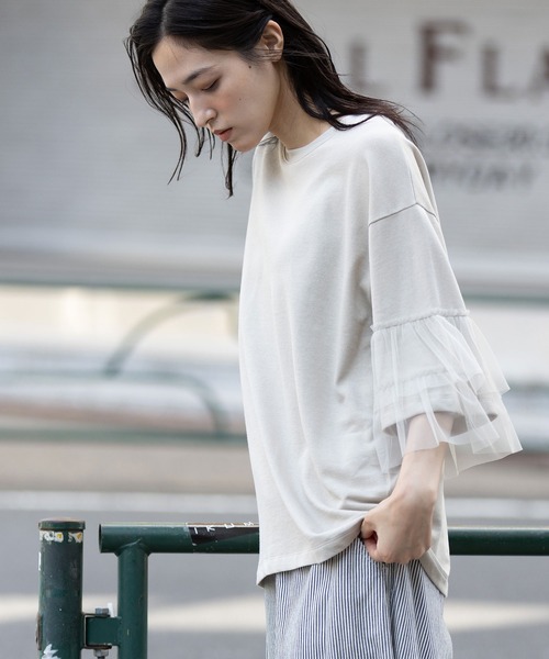 Munich（ミューニック）の「裏毛×チュールラッフルスリーブトップス（Tシャツ/カットソー・レディース・ホワイト/グレイッシュベージュ/ブラック・FREE）」の5枚目の写真
