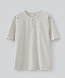 FABREGAT（ファブレガ）の「フィグダイング ヘンリーネックTシャツ (オートミール)（Tシャツ/カットソー）」