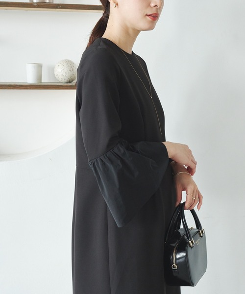 URBAN RESEARCH（アーバンリサーチ）の「フレアスリーブワンピース（ワンピース・レディース・ブラック/ネイビー・38/36）」の3枚目の写真