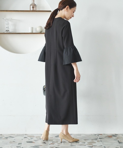 URBAN RESEARCH（アーバンリサーチ）の「フレアスリーブワンピース（ワンピース・レディース・ブラック/ネイビー・38/36）」の7枚目の写真